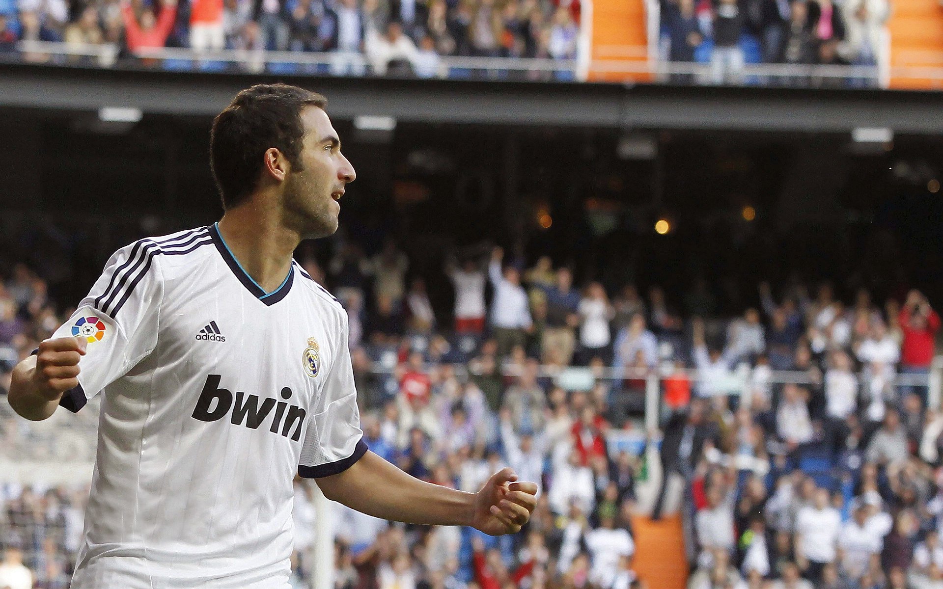 赛道上的无人驾驶赛车试验，无人驾驶智能车比赛