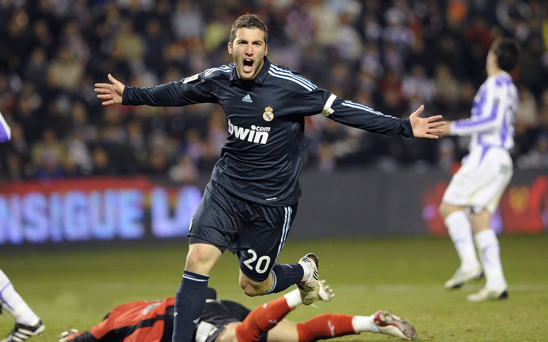 道格拉斯·科斯塔在悉尼FC首秀中贡献助攻，表现亮眼，道格拉斯科斯塔穿过的球衣号码